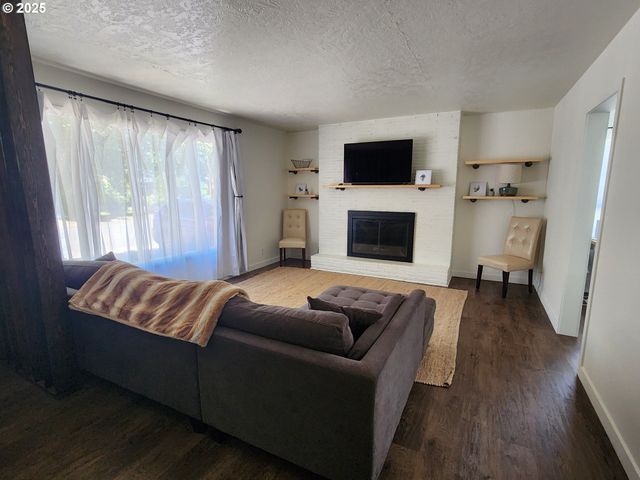 723 W UNION St, Roseburg, OR 97471