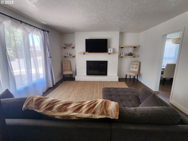 723 W UNION St, Roseburg, OR 97471
