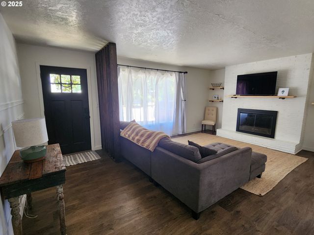 723 W UNION St, Roseburg, OR 97471