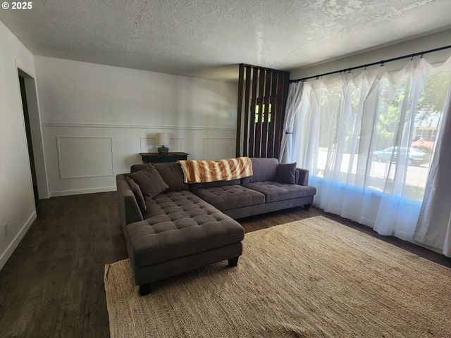 723 W UNION St, Roseburg, OR 97471