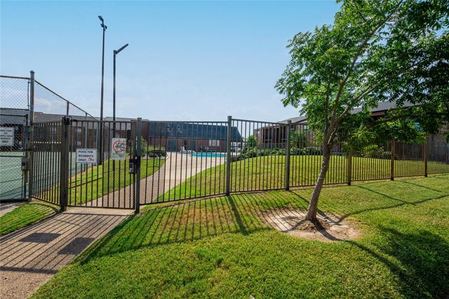 904 University Oaks Boulevard 90, College Station, TX 77840