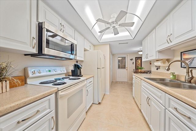 3135 GLEN ELYN BOULEVARD 13, Sarasota, FL 34237