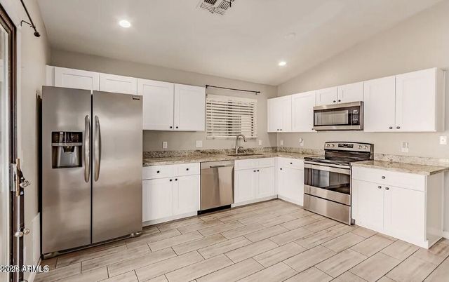 2112 E ROBIN Lane E, Phoenix, AZ 85024