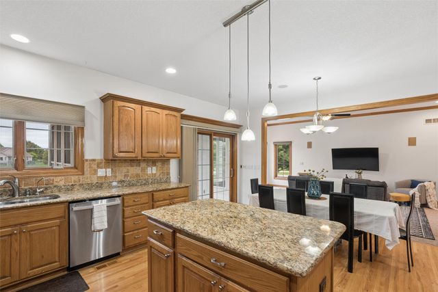 14201 Briarwood Lane, Urbandale, IA 50323