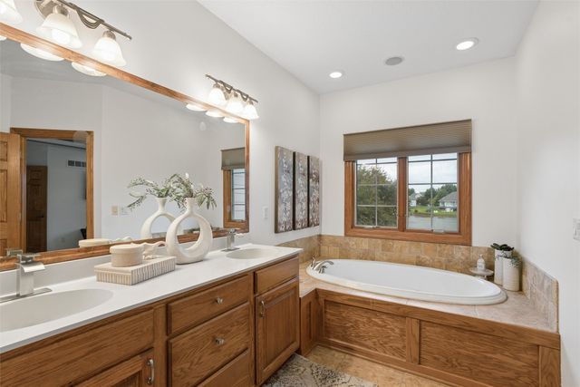14201 Briarwood Lane, Urbandale, IA 50323