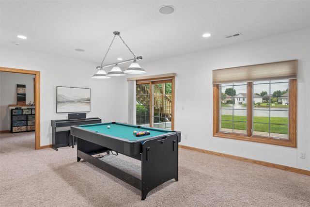 14201 Briarwood Lane, Urbandale, IA 50323