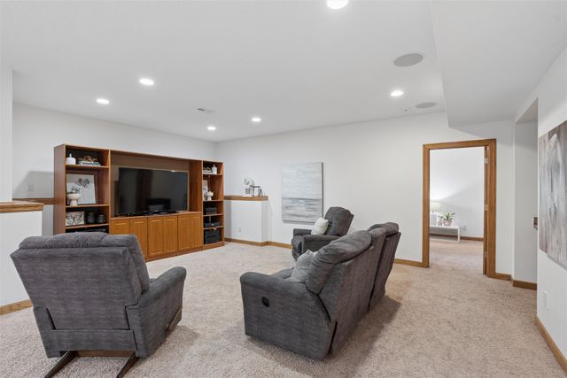 14201 Briarwood Lane, Urbandale, IA 50323