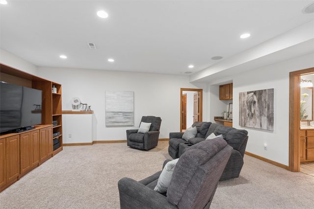 14201 Briarwood Lane, Urbandale, IA 50323