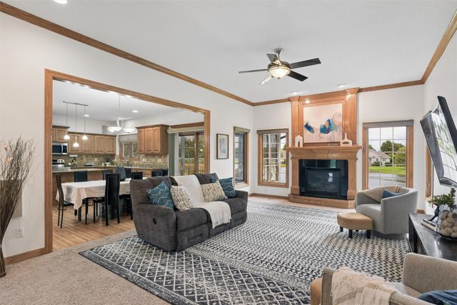 14201 Briarwood Lane, Urbandale, IA 50323