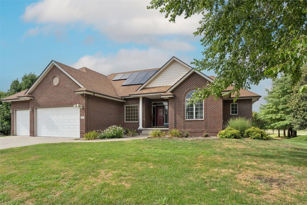 14201 Briarwood Lane, Urbandale, IA 50323