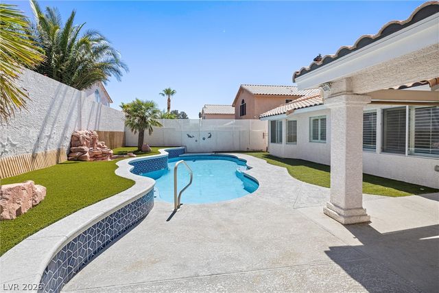 9886 Masked Duck Avenue, Las Vegas, NV 89117
