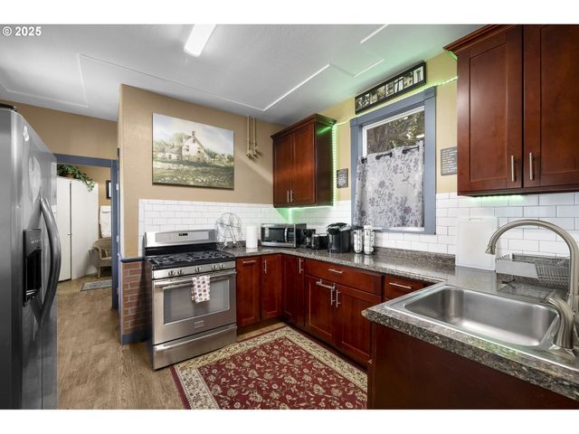 2018 Se 6TH Ave, Portland, OR 97214