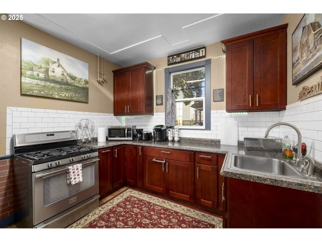 2018 Se 6TH Ave, Portland, OR 97214