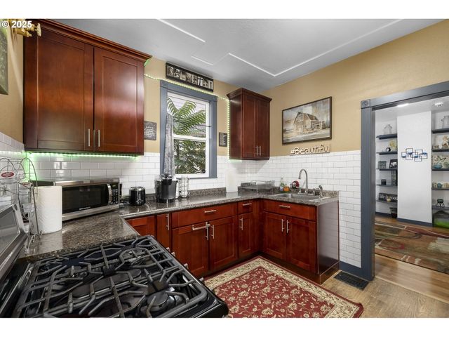 2018 Se 6TH Ave, Portland, OR 97214