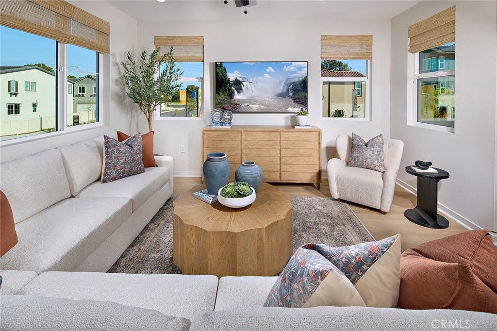 Image 2 of property listing at 5917 Gramercy Way, Eastvale, CA 92880