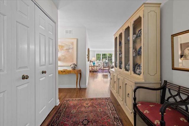 12 The Court Of Lagoon View, Northbrook, IL 60062