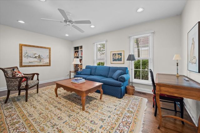 12 The Court Of Lagoon View, Northbrook, IL 60062