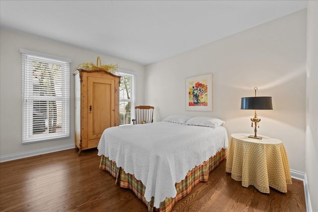 12 The Court Of Lagoon View, Northbrook, IL 60062