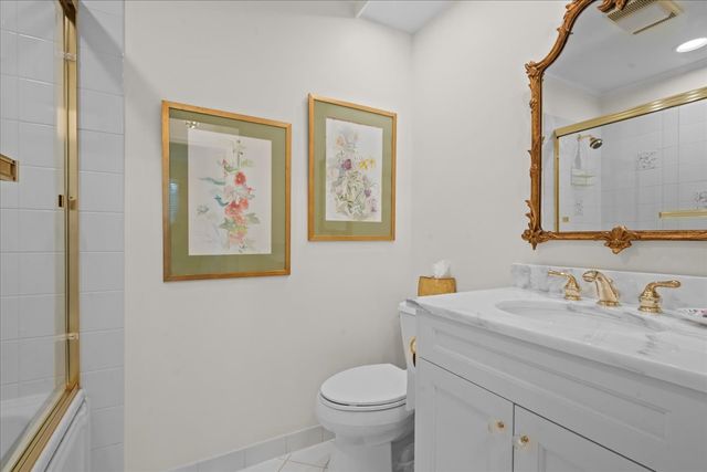 12 The Court Of Lagoon View, Northbrook, IL 60062