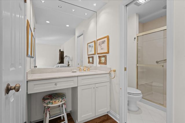 12 The Court Of Lagoon View, Northbrook, IL 60062