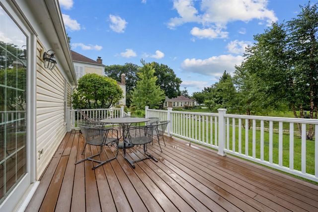 12 The Court Of Lagoon View, Northbrook, IL 60062