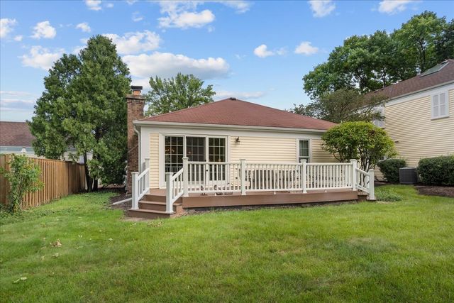 12 The Court Of Lagoon View, Northbrook, IL 60062