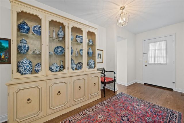 12 The Court Of Lagoon View, Northbrook, IL 60062