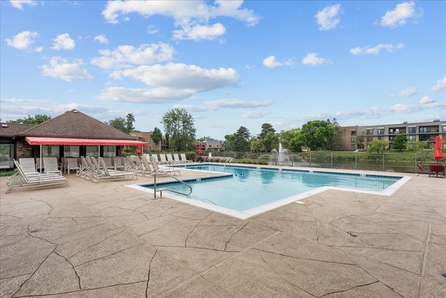12 The Court Of Lagoon View, Northbrook, IL 60062