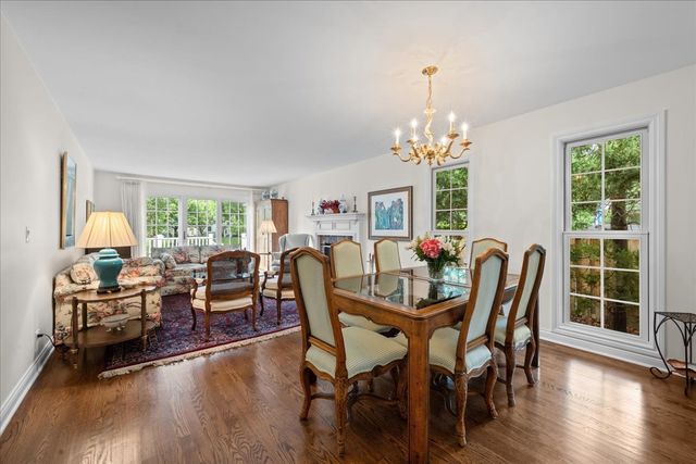 12 The Court Of Lagoon View, Northbrook, IL 60062