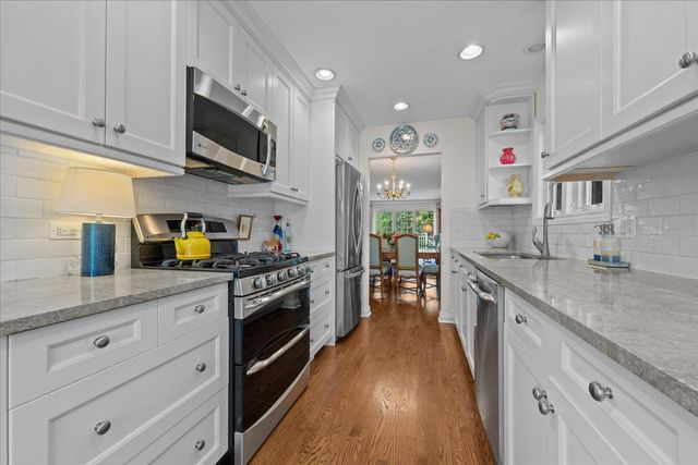 12 The Court Of Lagoon View, Northbrook, IL 60062