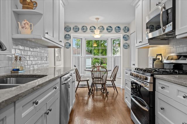 12 The Court Of Lagoon View, Northbrook, IL 60062