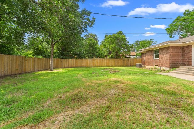 826 Harbor Drive, Lewisville, TX 75057