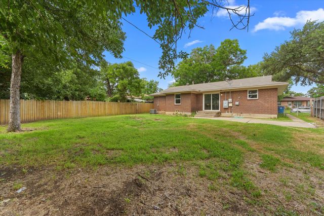 826 Harbor Drive, Lewisville, TX 75057