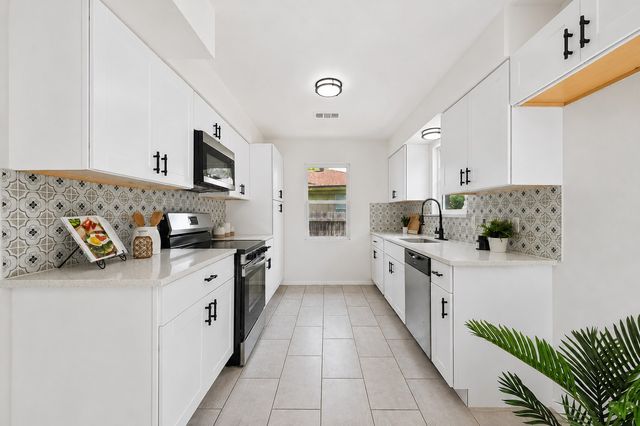 826 Harbor Drive, Lewisville, TX 75057