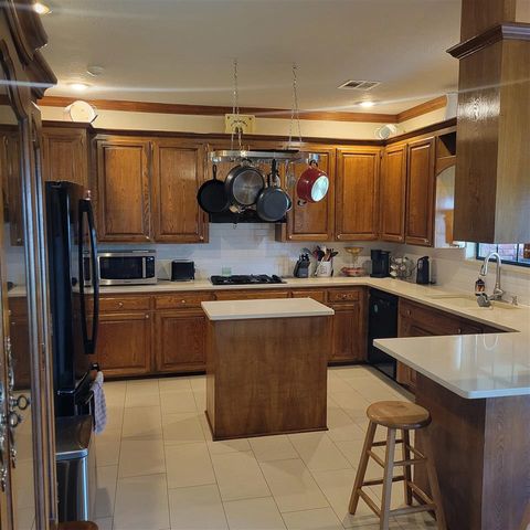 6805 NW Crestwood Dr, Lawton, OK 73505