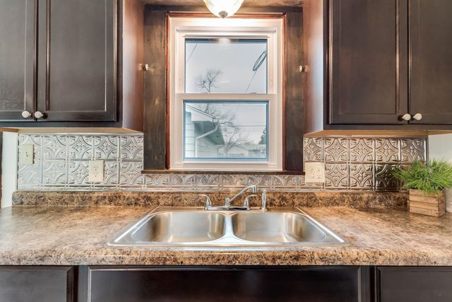 816 W Savannah St, Wichita, KS 67217