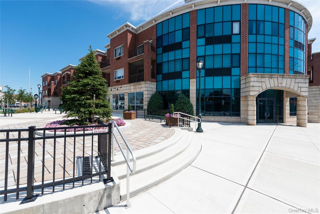130 Post Avenue 303, Westbury, NY 11590