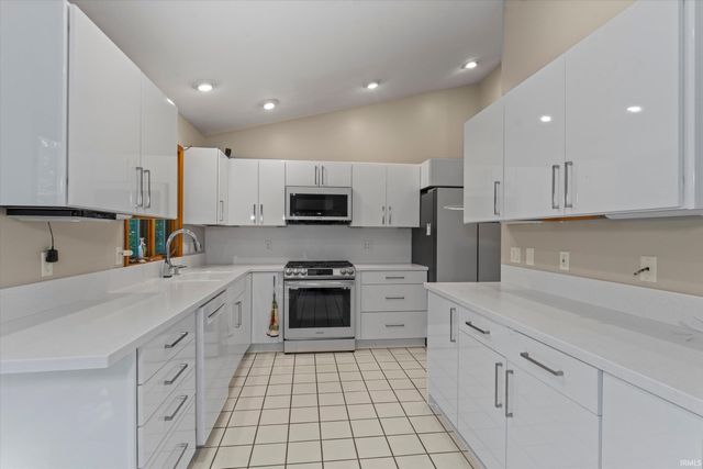 50715 Wimbledon Court, South Bend, IN 46637