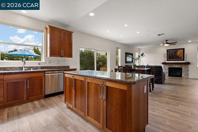 240 Explorer Way, Martinez, CA 94553