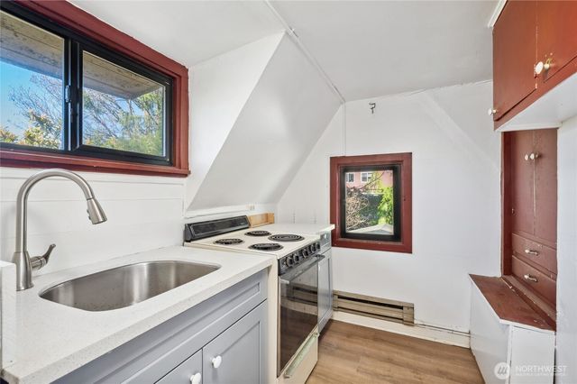 206 12th Avenue E, Seattle, WA 98102