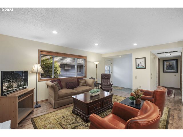 15775 Sw QUEEN VICTORIA Pl, Portland, OR 97224