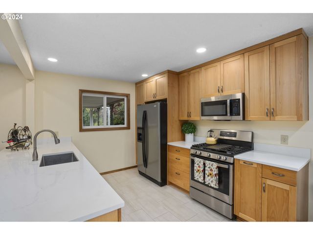 15775 Sw QUEEN VICTORIA Pl, Portland, OR 97224