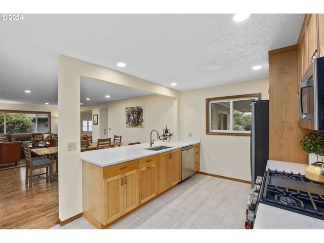 15775 Sw QUEEN VICTORIA Pl, Portland, OR 97224