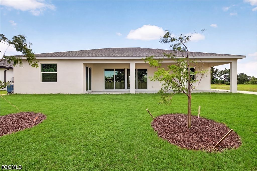 Image 3 of property listing at 1911 NW 1st PL, Cape Coral, FL 33993