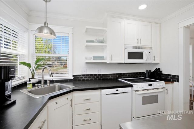 211 W. Dewey Ave., Nampa, ID 83686