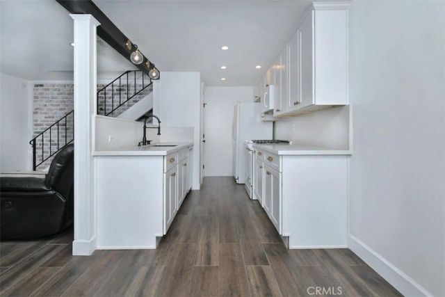 28159 Robin Ave, Saugus, CA 91350