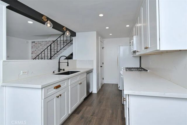 28159 Robin Ave, Saugus, CA 91350