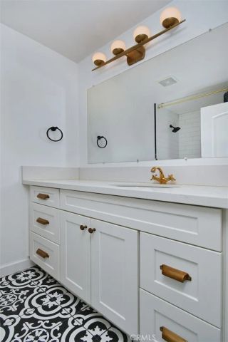 28159 Robin Ave, Saugus, CA 91350