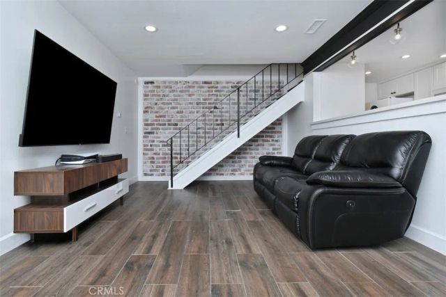 28159 Robin Ave, Saugus, CA 91350