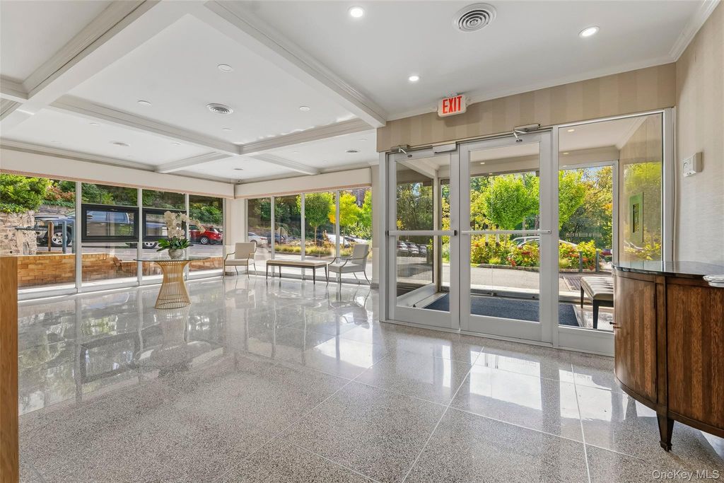 72 Pondfield Road W 4C, Bronxville, NY 10708 — photo 2
